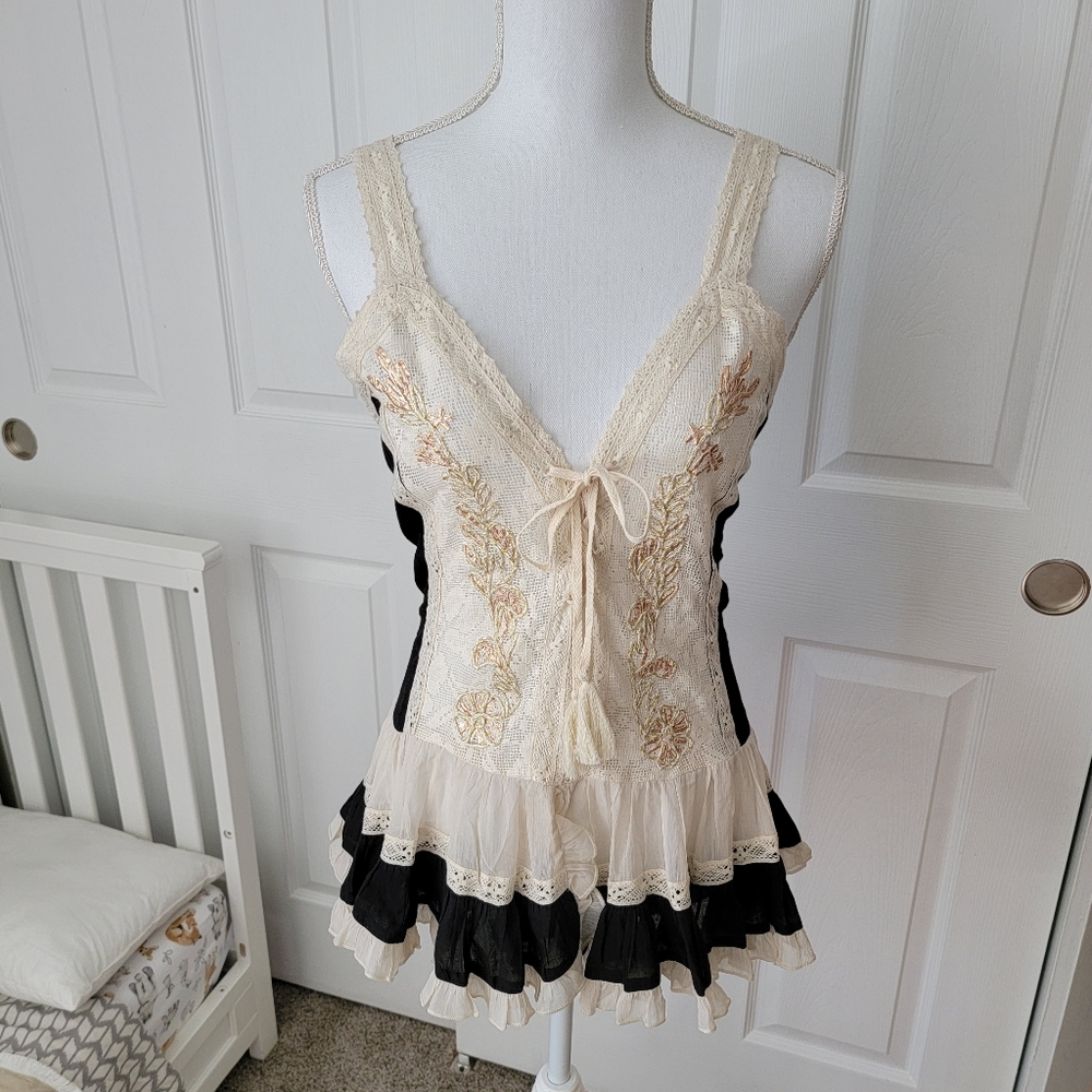 NWOT Venus Romantic Lace Black & Cream Camisole Tulle Bow Filigree Embroidered